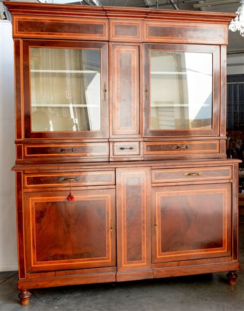 Mobile a due corpi lastronato e filettato in noce e mogano. Parte inferiore a...