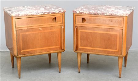 Coppia di comodini ad uníanta ed un cassetto con fronti filettati e piani in...