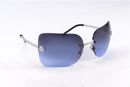 CHANEL Paio di occhiali con lenti sfumate nei toni del blu e viola con...