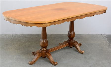 Tavolo di forma ovale con piano filettato e decorato a grembiale sagomato,...