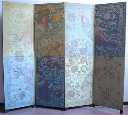 Paravento a quattro ante in seta ricamata con decorazioni di draghi e fenici...