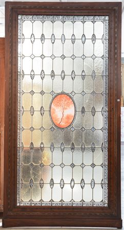 Grande vetrata decorata a motivi geometrici e floreali entro cornice (cm...