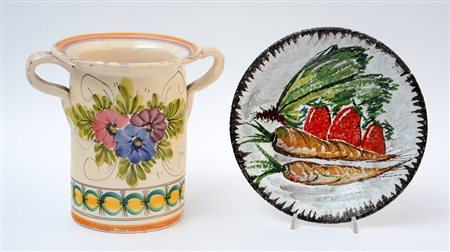 Lotto composto da un vaso biansato ed un piatto decorato in policromia (difetti)