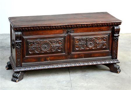 Cassapanca in noce con fronte intagliato a motivi vegetali e rosoni, montanti...