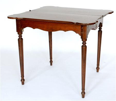 Tavolino da gioco in noce con piano sagomato ed apribile. Toscana sec. XVIII...