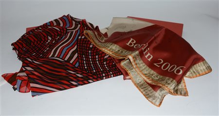 CHARLES JOURDAN, MAX MARA Lotto di due foulards, uno in seta e uno grande in...