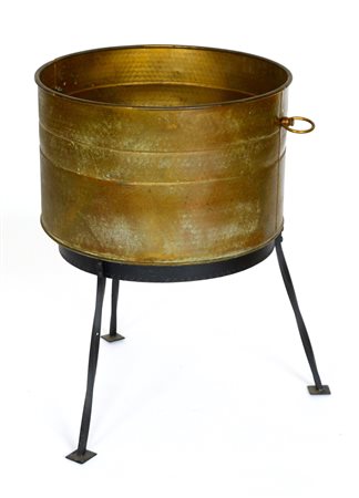 Vaso portafiori in ottone poggiante su base tripode in ferro battuto (cm 66x48)