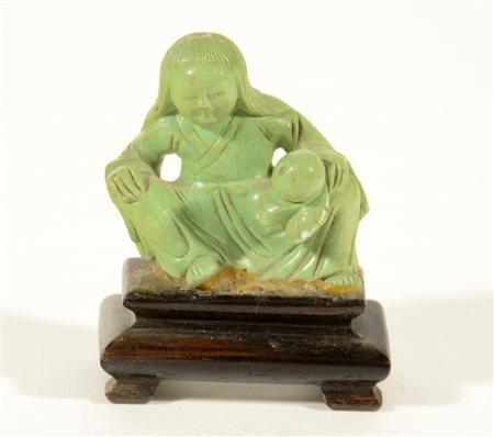 Piccola scultura in resina verde raffigurante viandante, Cina, sec. XX (h. 7...