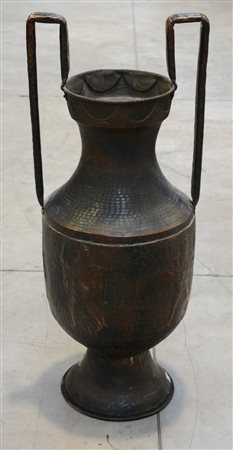 Grande vaso biansato in rame decorato a figure in rilievo (h cm 80) (difetti)