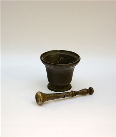 Antico mortaio con pestello in bronzo (h cm 13)(difetti)
