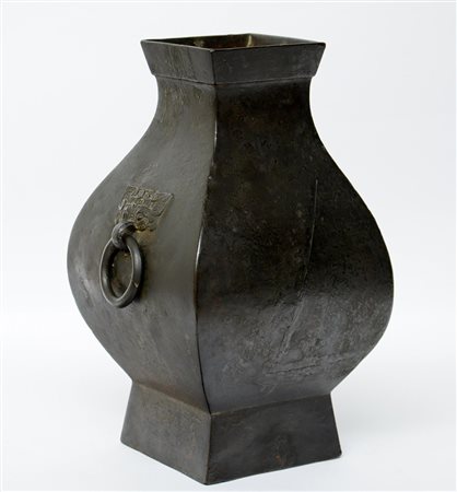 Grande vaso hu, di firma squadrata con doppie anse (gravi mancanze) Cina,...