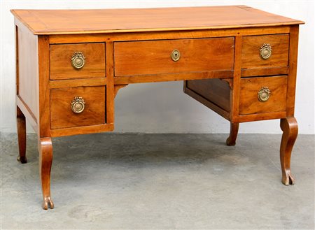 Scrivania con fronte a quattro cassetti nei montanti ed uno grande...