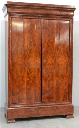 Armadio a due ante in mogano e piuma di mogano ad un cassetto nella base....