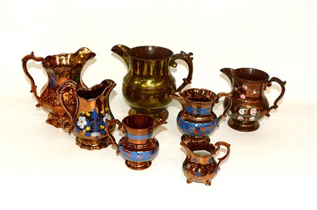 Lotto composto da sette brocchette in ceramica di decoro e misure diverse...