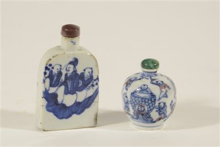 Due snuff bottles in porcellana bianco e blu decorate con fanciulli e figure,...