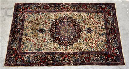 Tapperto kerman, Persia secolo XX. Disegno a medaglione con puntali,...