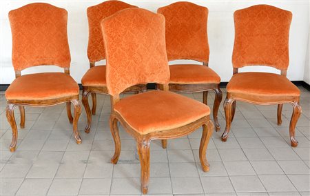 Gruppo di quindici sedie a schienale sagomato con gambe intagliate...