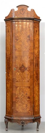 Antica angoliera radicata e filettata ad un'anta, cimasa architettonica,...