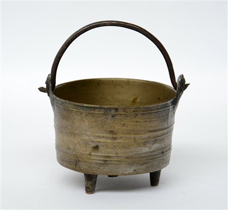 Vaso cilindrico in bronzo con manico e tre supporti Cina, sec. XX (d 13 cm)