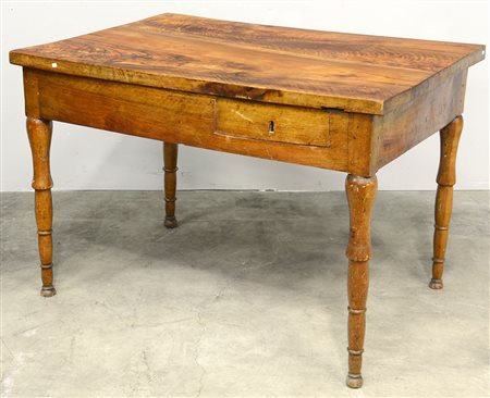 Tavolo rettangolare ad un cassetto nella fascia. Gambe tornite (cm 115x79x80)