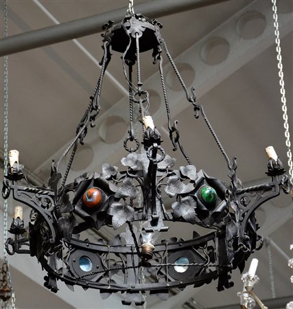 Lampadario a sette fiamme in ferro battuto decorato a motivi floreali con...