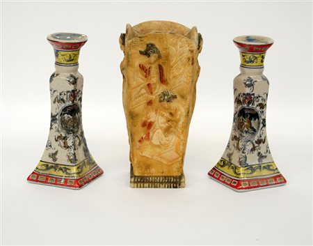 Lotto composto da due candelabri in ceramica e una vaso in resina sintetica a...