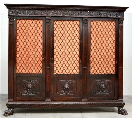 Armadio a tre ante in stile neorinascimentale intagliato con racemi e...