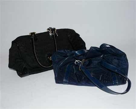 Lotto di due borse: una nera in tessuto e vernice e l'altra in rete...