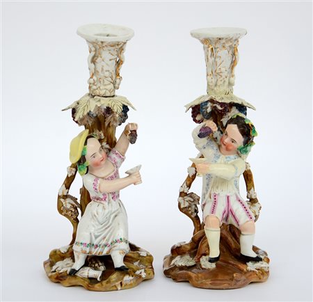 Manifattura secolo XIX, coppia di candelieri in porcellana decorata in...