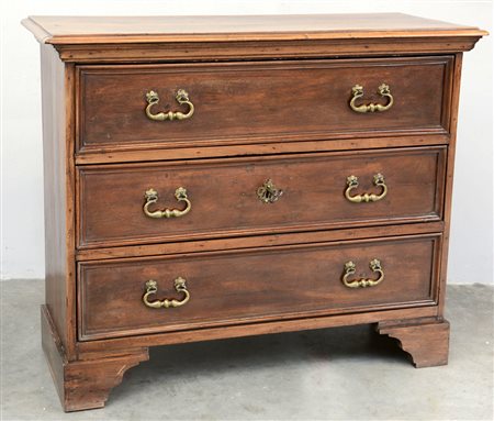 ComÚ in noce a tre cassetti riquadrati. Guarnizioni in bronzo. (cm...