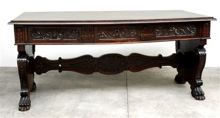 Scrivania in stile neorinascimentale con gambe intagliate a racemi unite da...