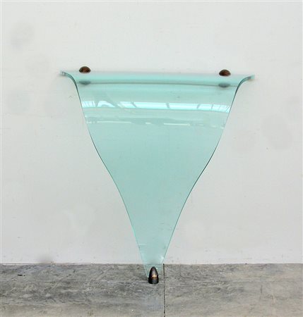 Consolle in cristallo curvato e molato di forma sagomata, borchie di...