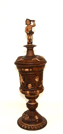 Coppa in ceramica decorata in stile rinascimentale a mascheroni, volute e...