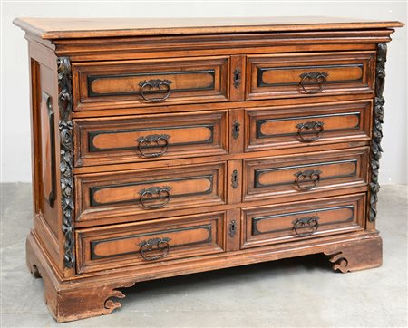 Canterano in noce a quattro cassetti riquadrati e pannellati, montati...