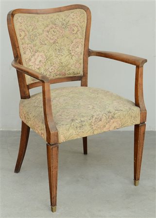 Poltrona con gambe anteriori rastremate, seduta e schienale ricorperti da...