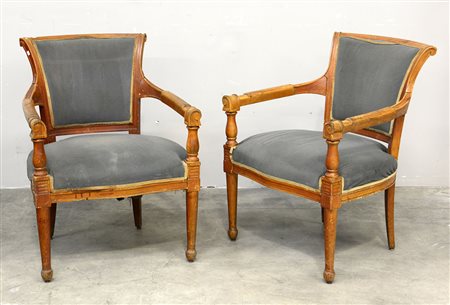 Coppia di poltrone di forma sagomata con seduta e schienale rivestiti in...