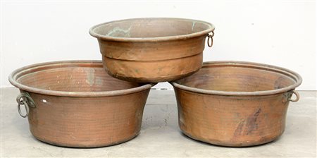 Lotto composto da tre grandi catini di rame (difetti)