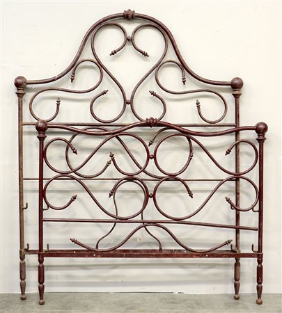 Testiera e pediera di letto in metallo di forma sagomata (difetti)