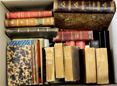 (Libri) Lotto di tre cartoni contenenti numerosi volumi di diverso argomento,...