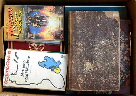 (Libri) Lotto composto da due cartoni contenenti libri di argomento vario...