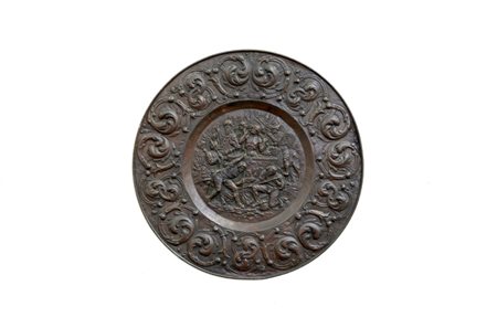 Grande piatto decorativo in rame sbalzato decorato a volute lungo la tesa e...