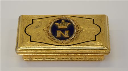 Scatola in metallo dorato decorata da incisioni, smalti e strass.