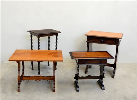 Lotto composto da quattro tavolini, di cui due con cassetto, di legni e stili...