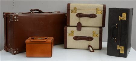 Lotto composto da quattro valigie e un beauty-case (difetti)