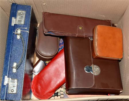 Cartone contenente numerose trousse da viaggio in custodia