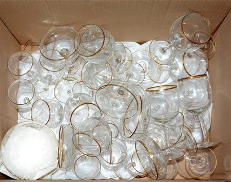 Parte di servizio di bicchieri in vetro decorato a bordi dorati