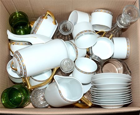 Cartone contenente numerosi bicchieri in vetro e cristallo di diversa fattura...