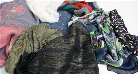 Cartone contenente numerosi foulard di differenti fatture (lievi difetti)