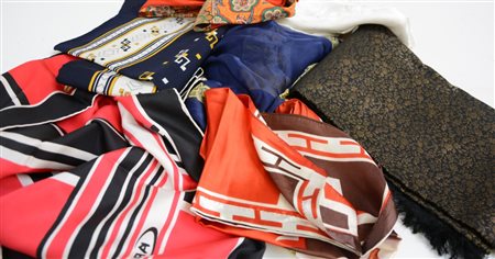 Cartone contenente numerosi foulard di differenti fatture (lievi difetti)