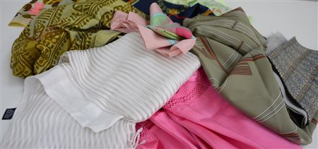 Cartone contenente numerosi foulard di differenti fatture (lievi difetti)